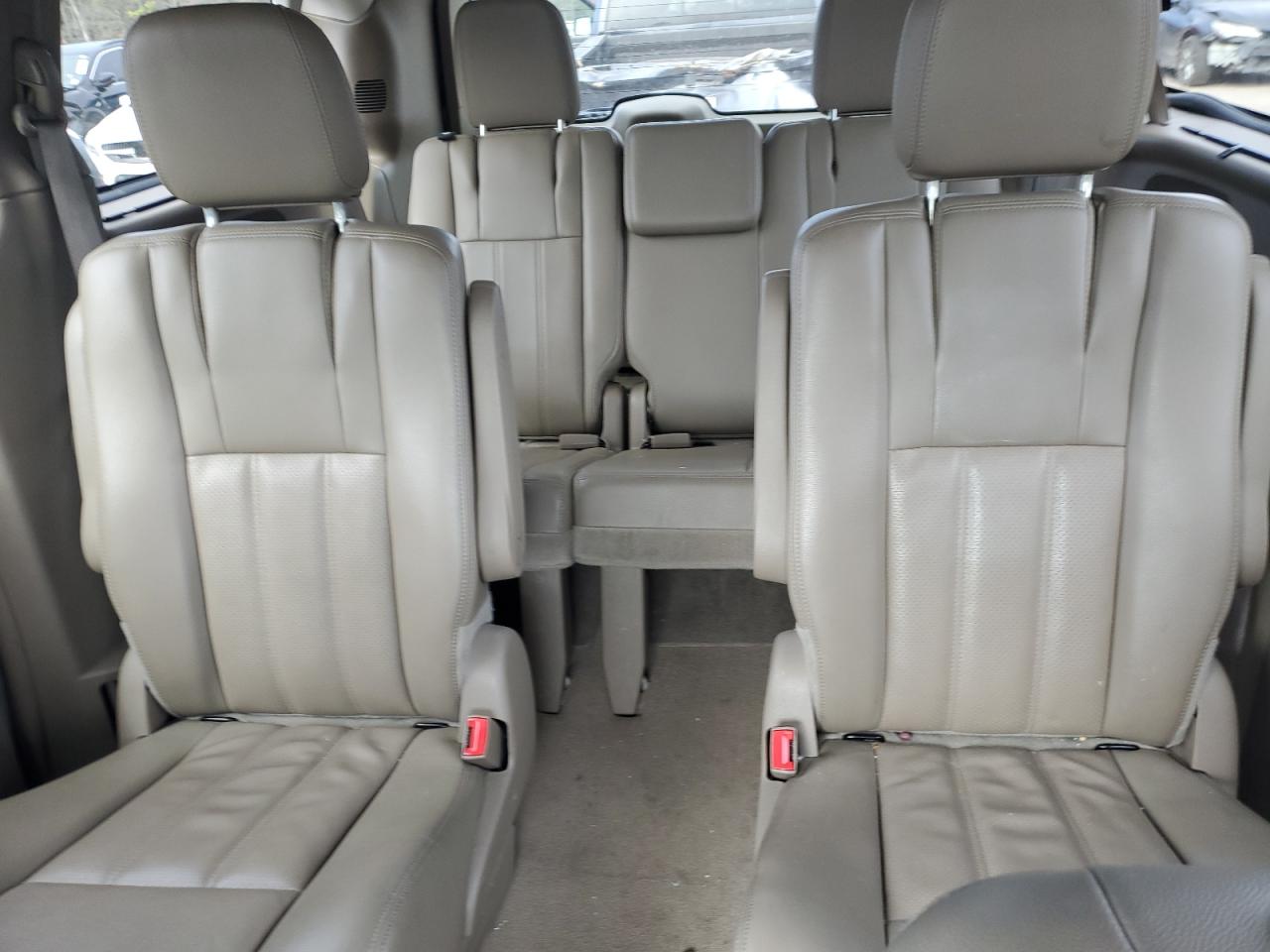 2013 Chrysler Town & Country - Image 10