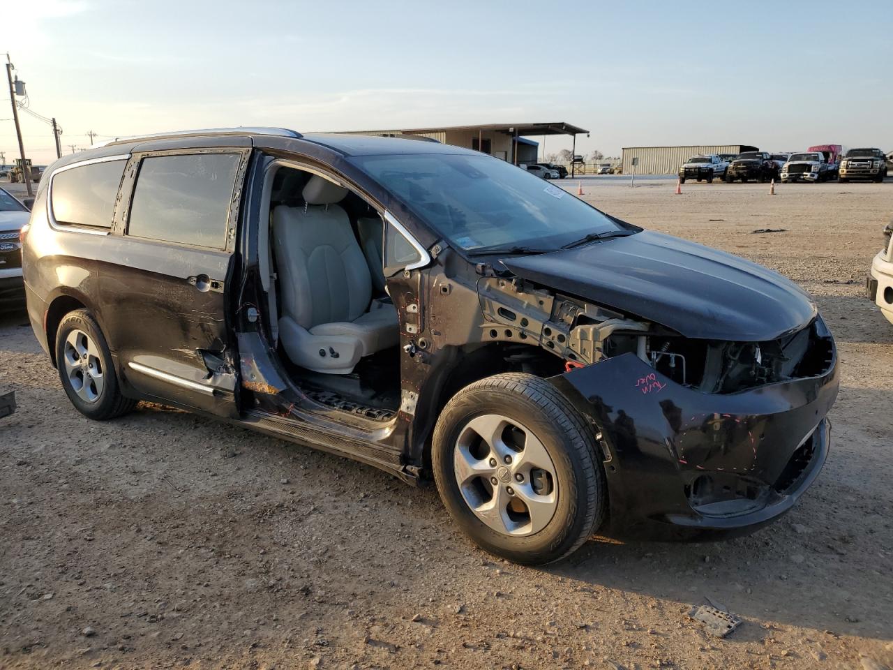 2017 Chrysler Pacifica - Image 4