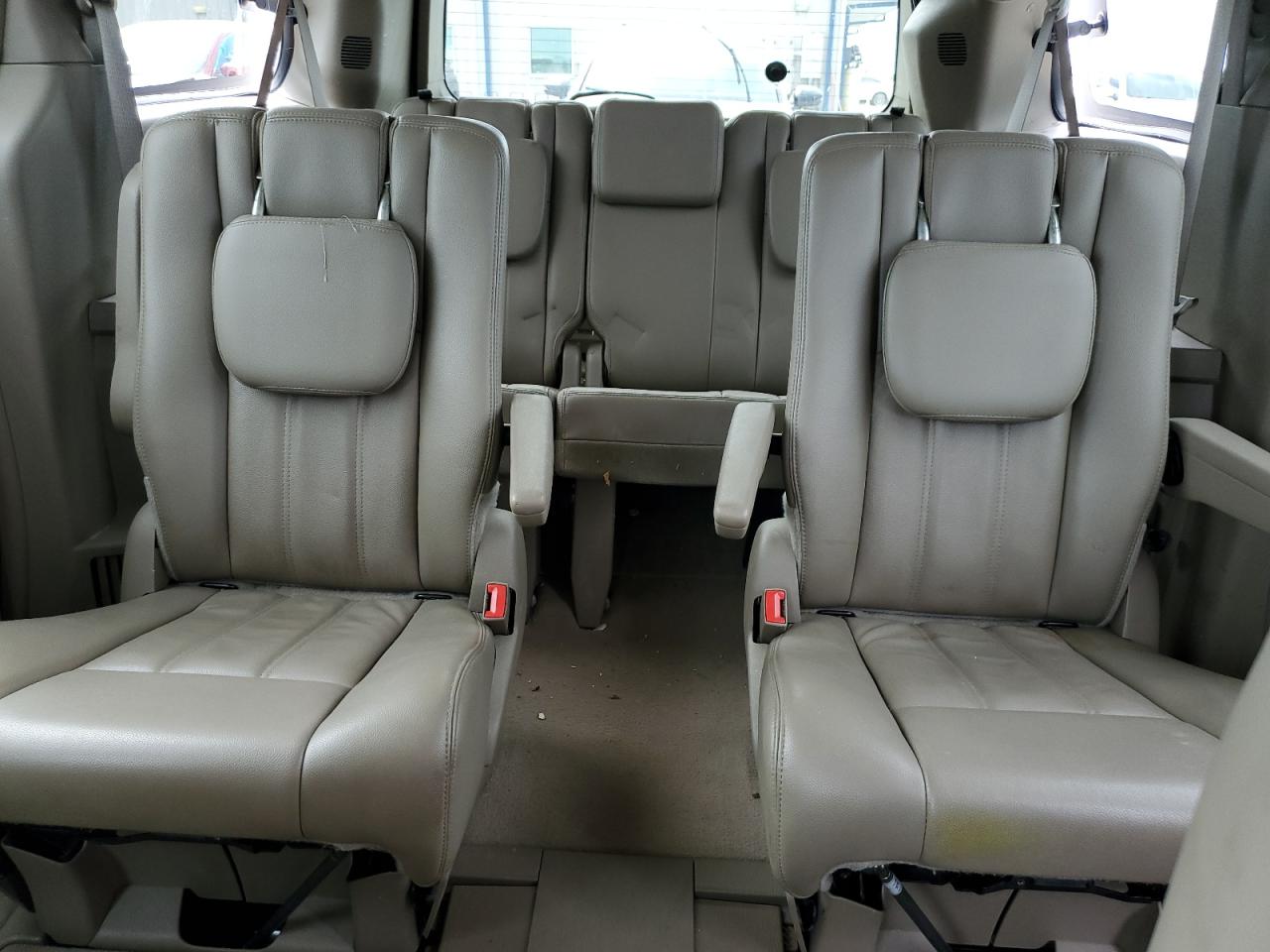 2013 Chrysler Town & Country - Image 10