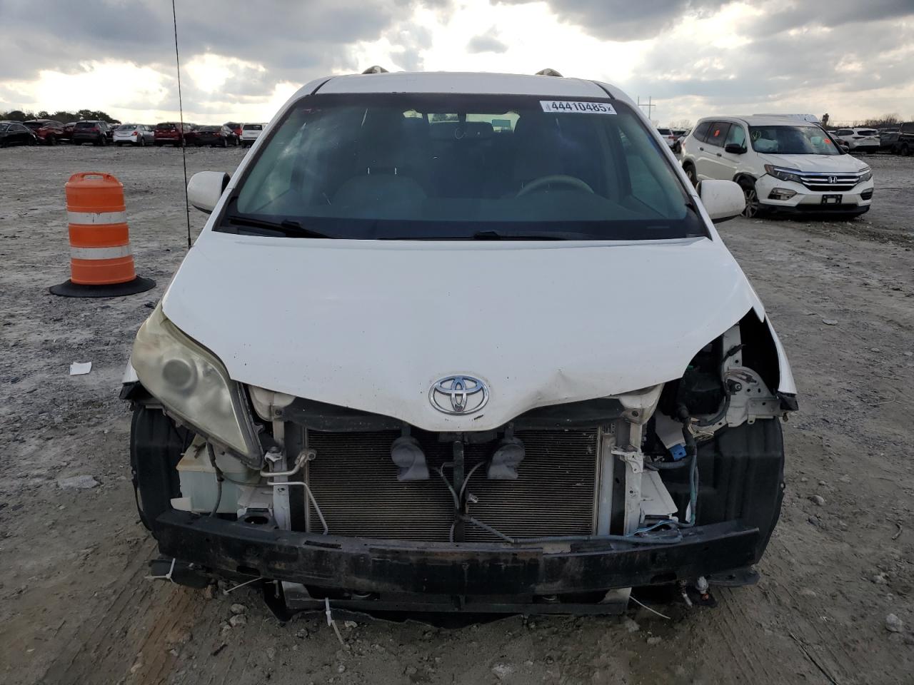 2014 Toyota Sienna - Image 5