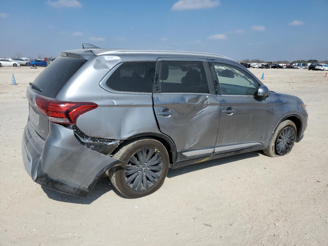 2020 Mitsubishi Outlander - Image 3