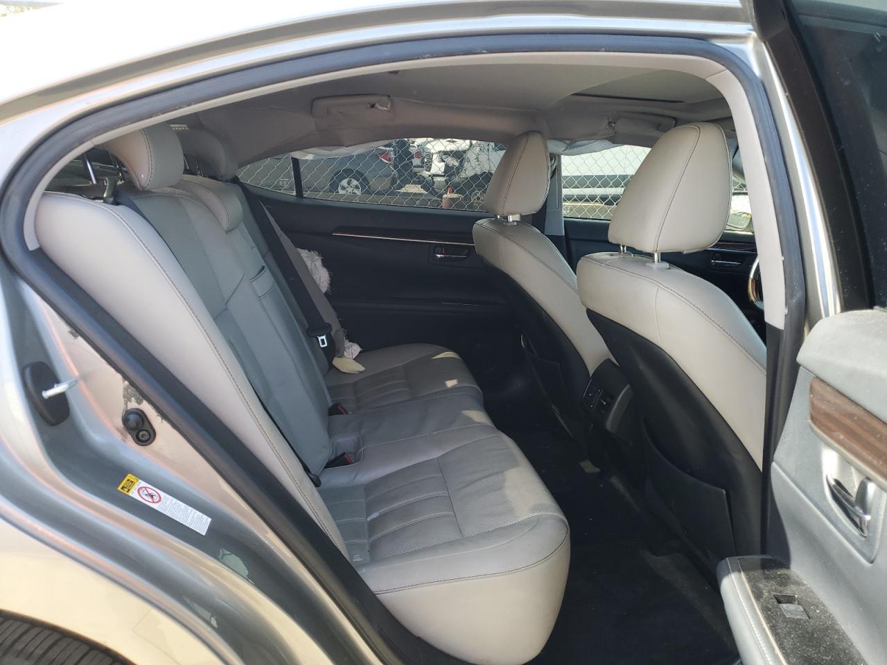 2016 Lexus ES - Image 10