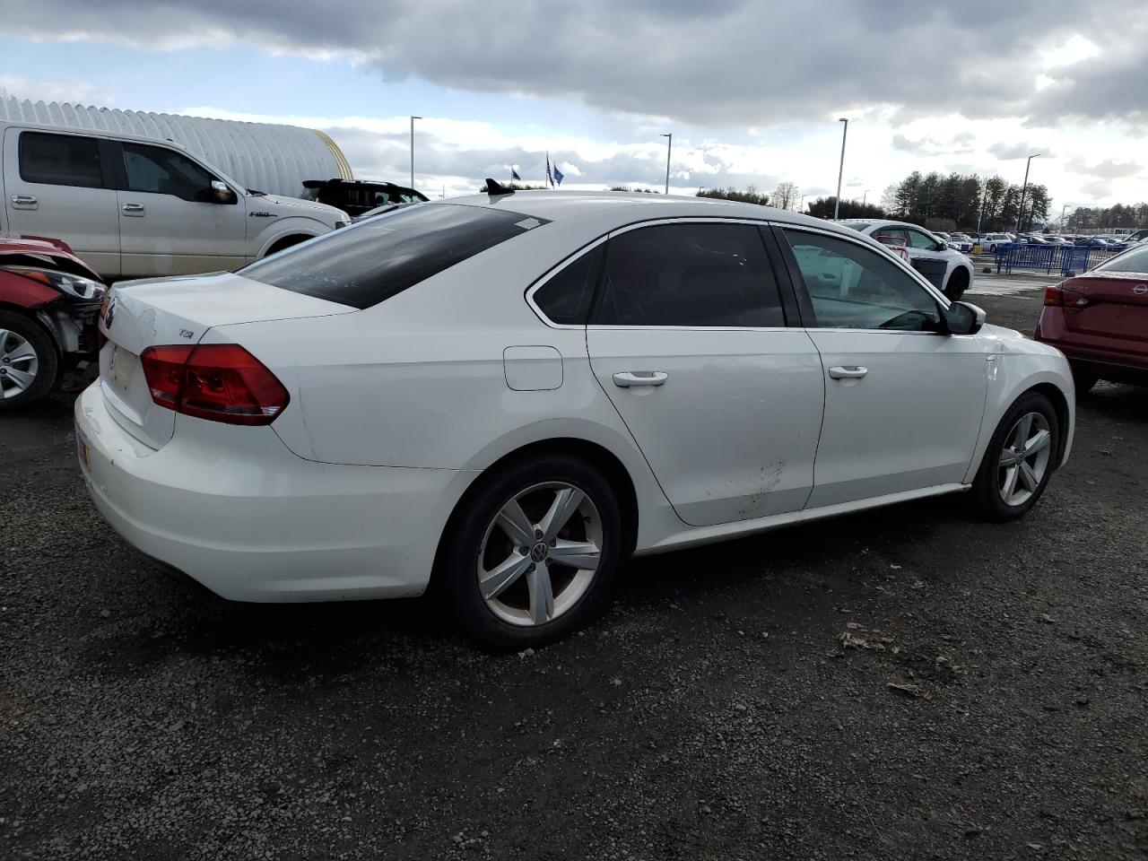 2014 Volkswagen Passat - Image 3