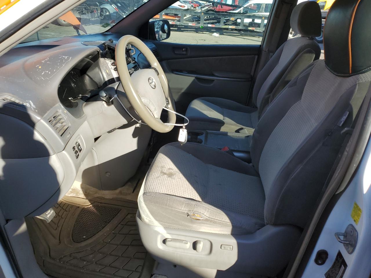 2010 Toyota Sienna - Image 7