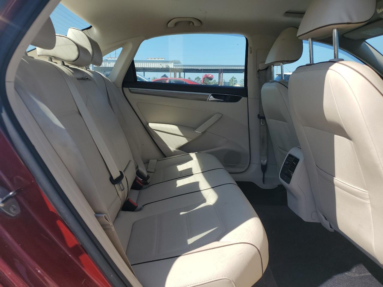 2017 Volkswagen Passat - Image 10