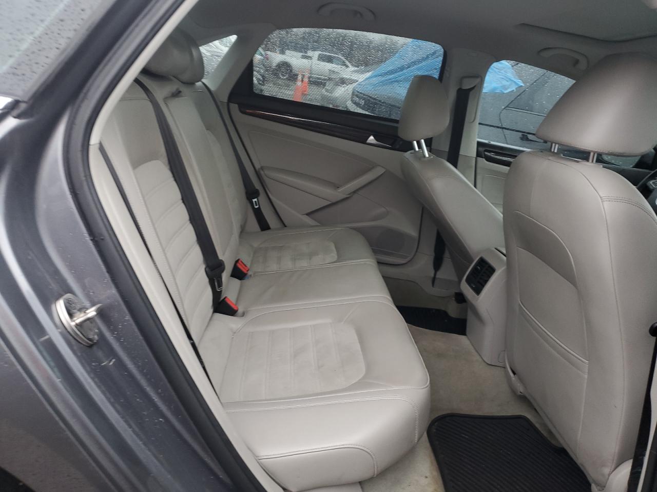 2015 Volkswagen Passat - Image 10