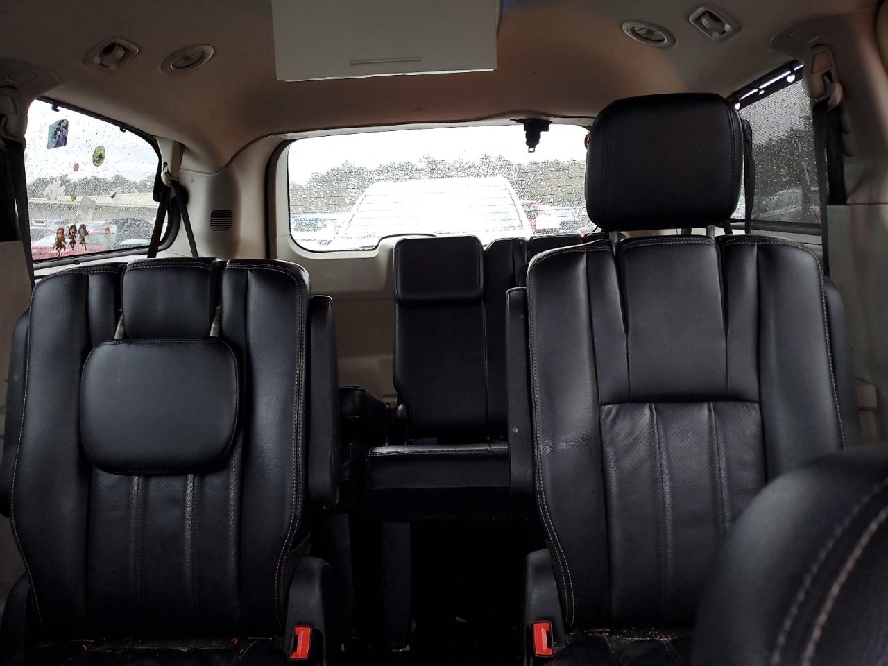 2012 Chrysler Town & Country - Image 10