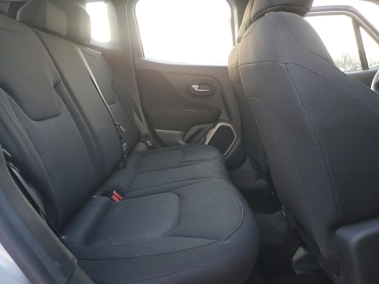 2016 Jeep Renegade - Image 11