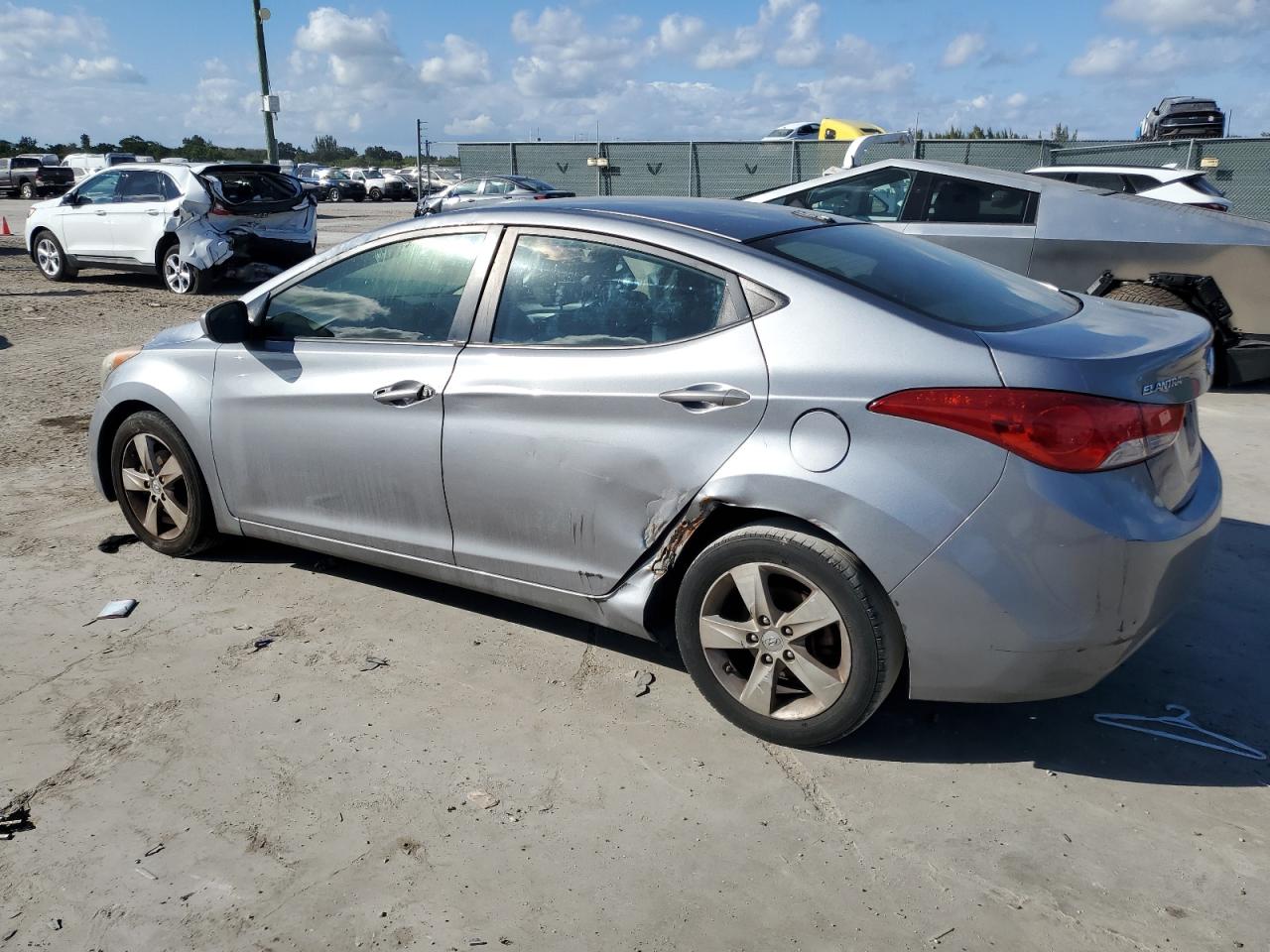 2013 Hyundai Elantra - Image 2