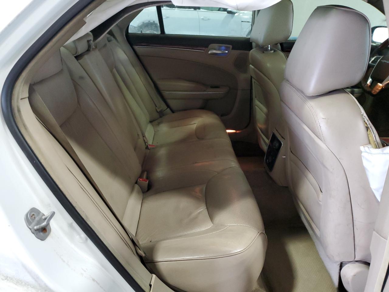 2011 Chrysler 300 - Image 10
