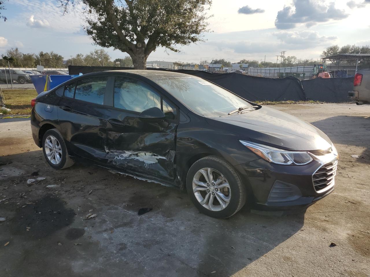 2019 Chevrolet Cruze - Image 4