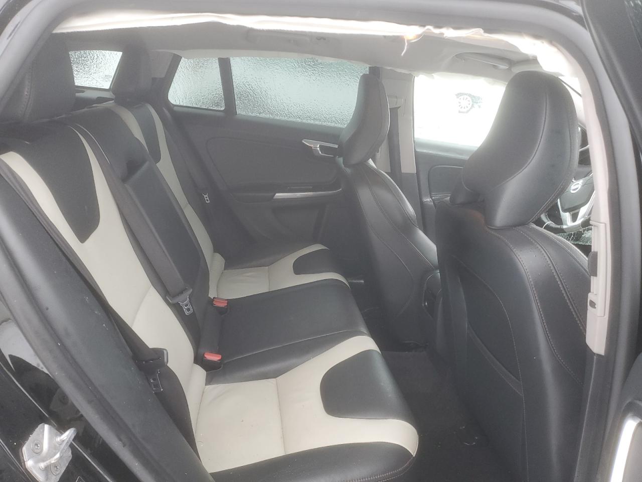 2017 Volvo V60 - Image 12