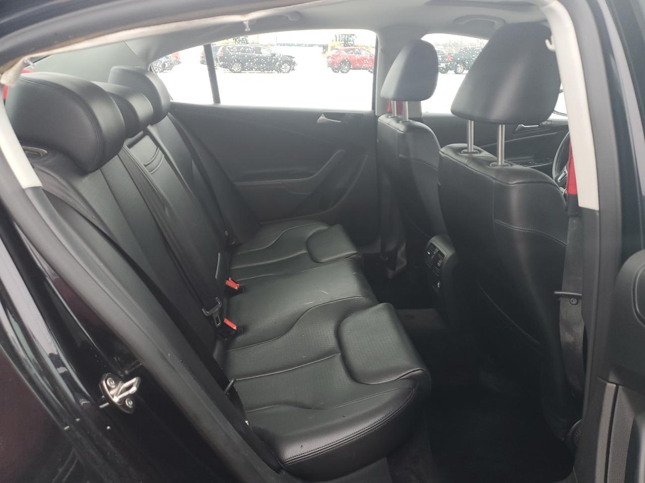 2010 Volkswagen Passat - Image 10