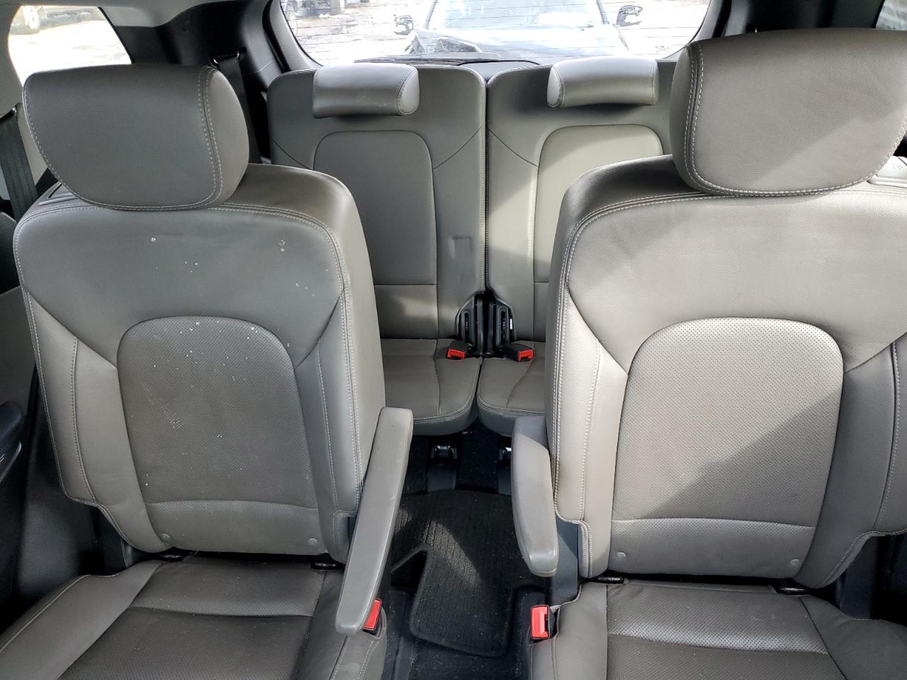 2016 Hyundai Santa Fe - Image 10