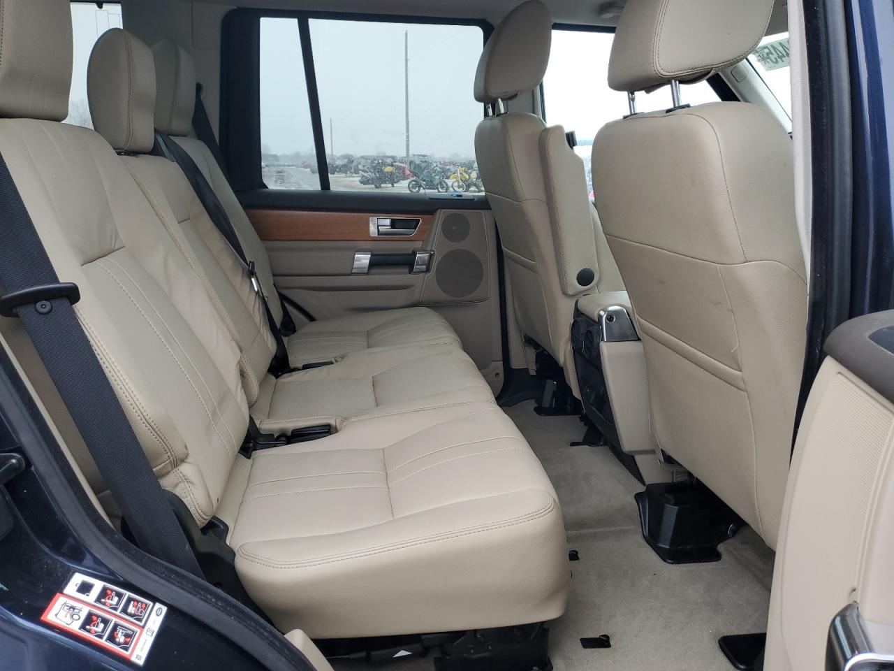 2014 Land Rover LR4 - Image 11