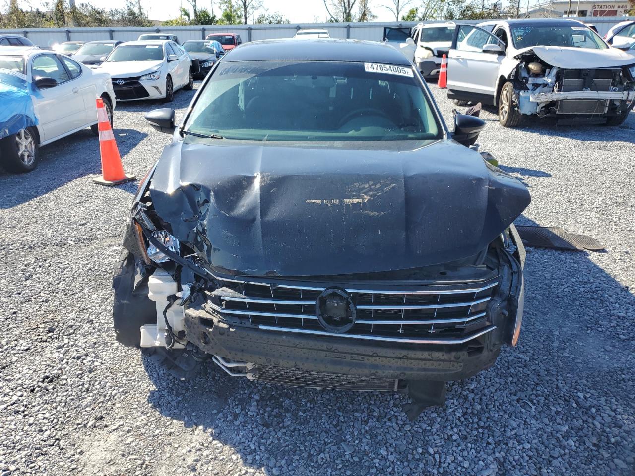 2017 Volkswagen Passat - Image 5