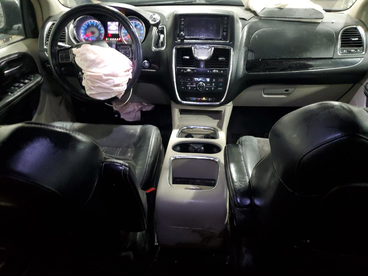 2014 Chrysler Town & Country - Image 8