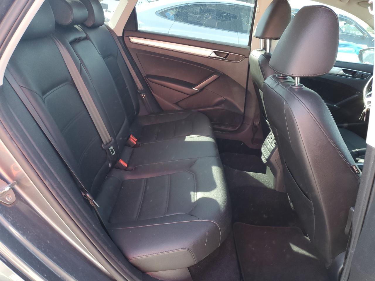 2019 Volkswagen Passat - Image 10