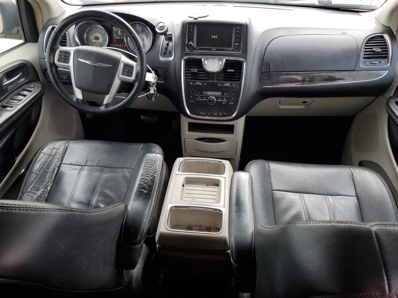 2016 Chrysler Town & Country - Image 8