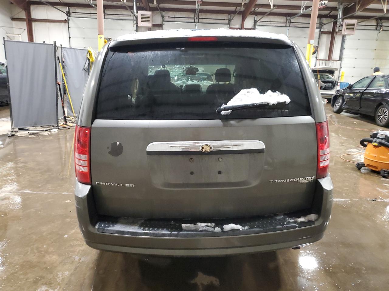2010 Chrysler Town & Country - Image 6