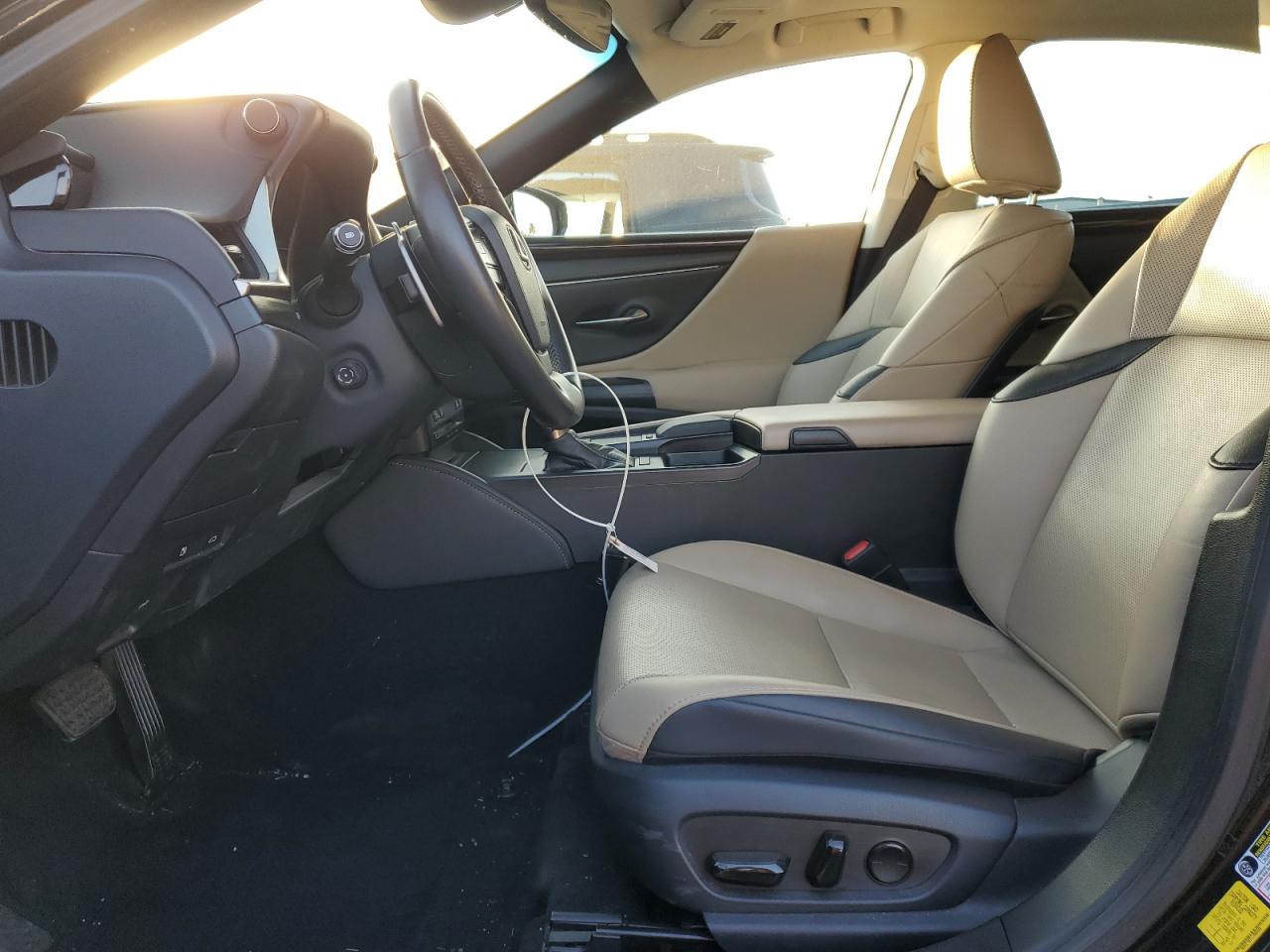 2020 Lexus ES - Image 7