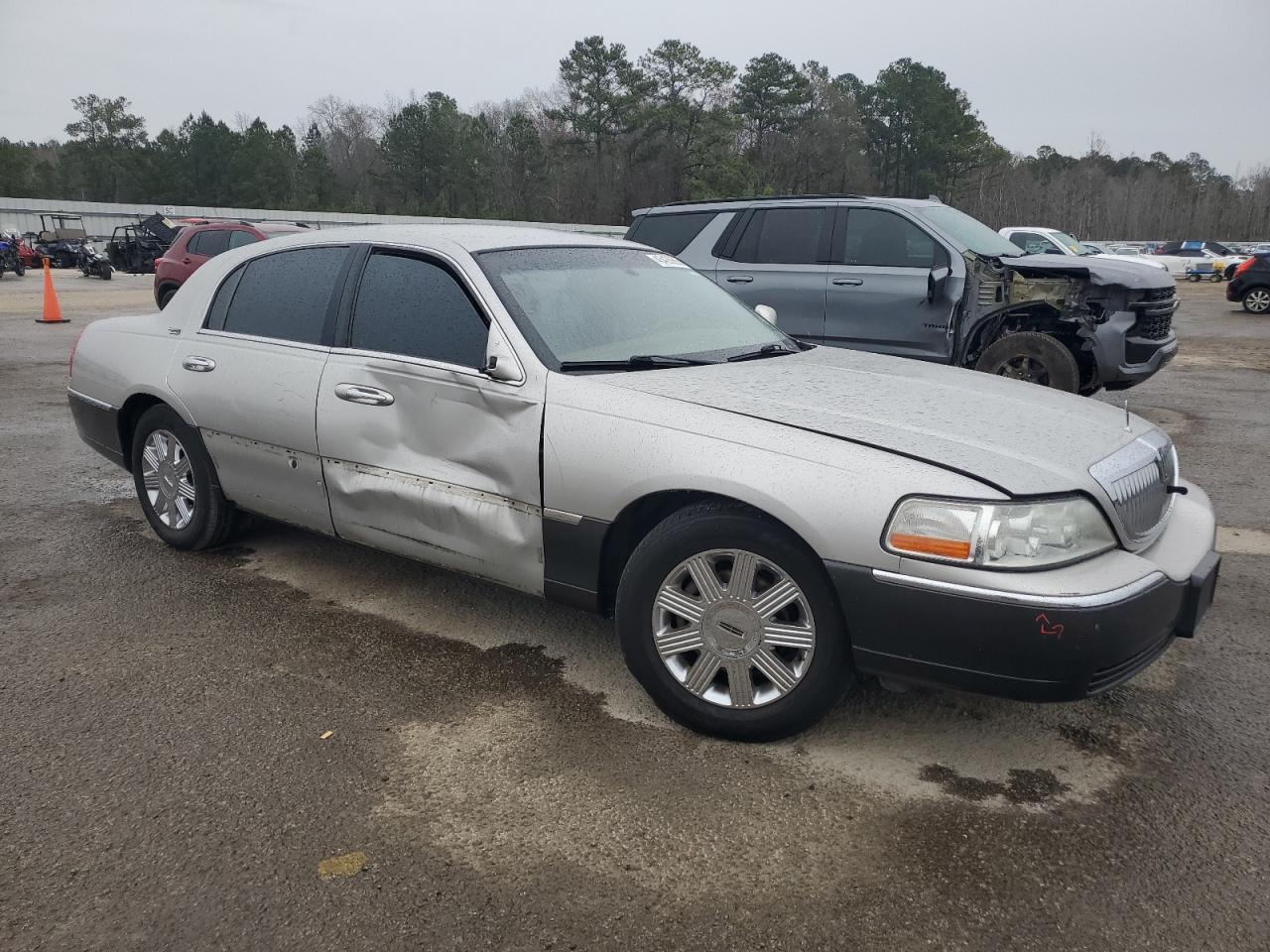 2005 Lincoln Town Car - Image 4