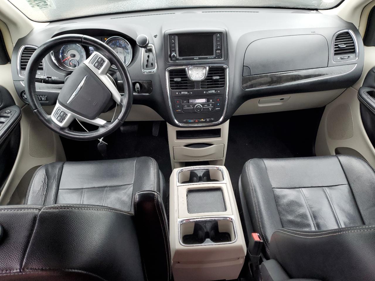 2014 Chrysler Town & Country - Image 8