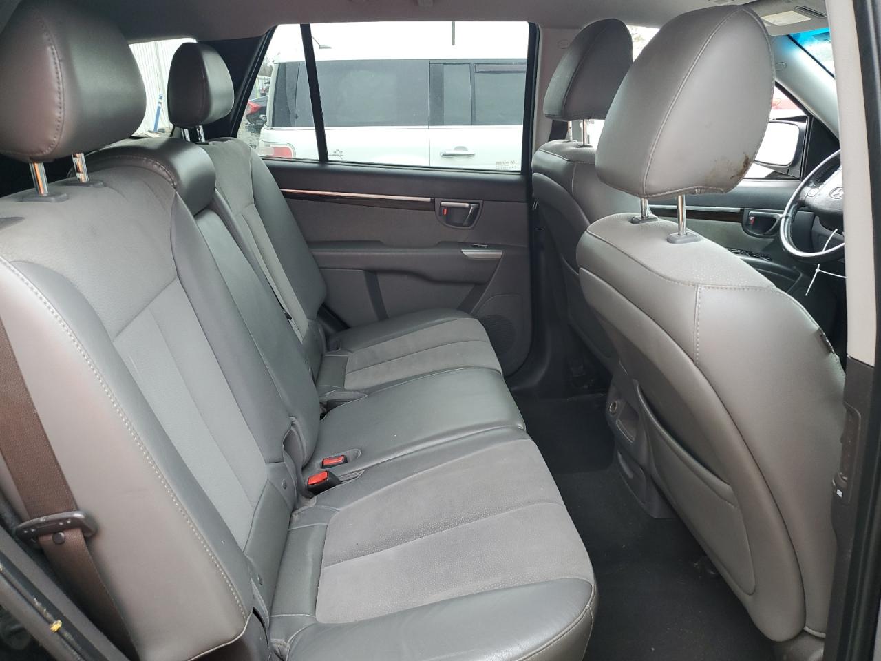 2012 Hyundai Santa Fe - Image 11
