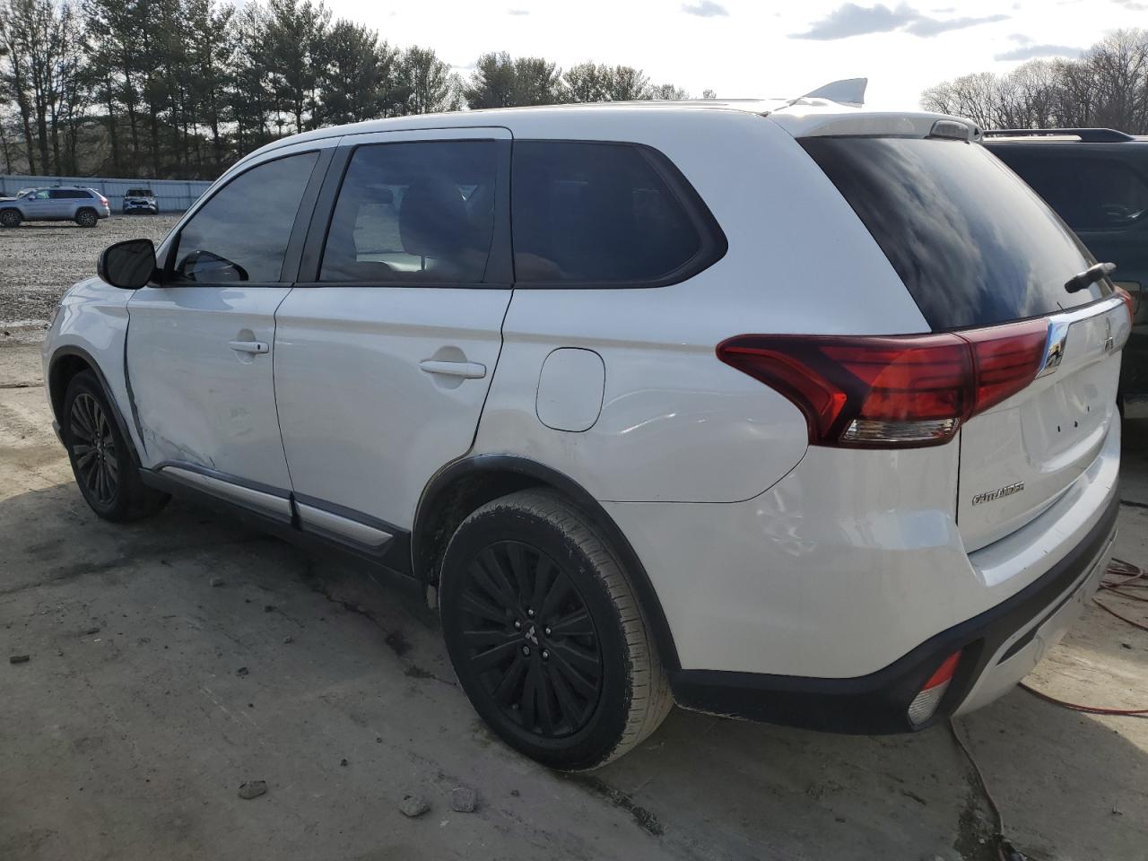 2020 Mitsubishi Outlander - Image 2
