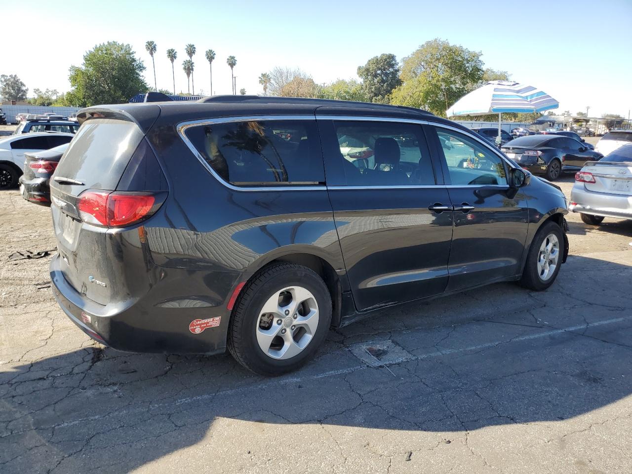 2017 Chrysler Pacifica - Image 3