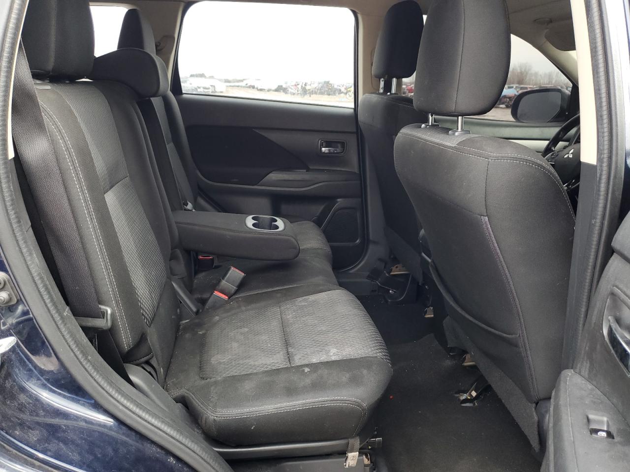 2016 Mitsubishi Outlander - Image 11