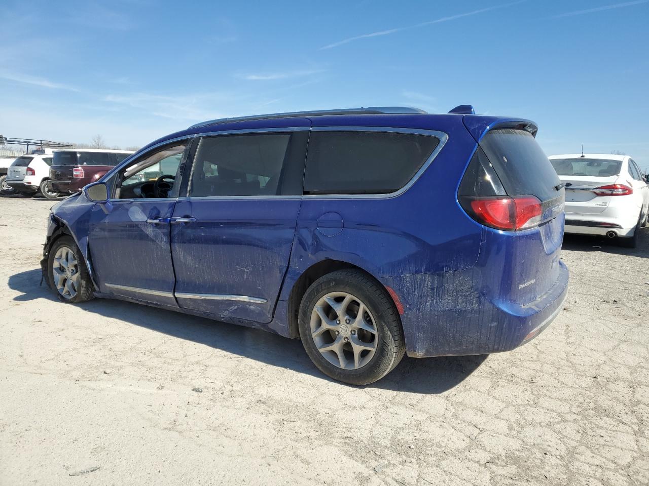 2018 Chrysler Pacifica - Image 2