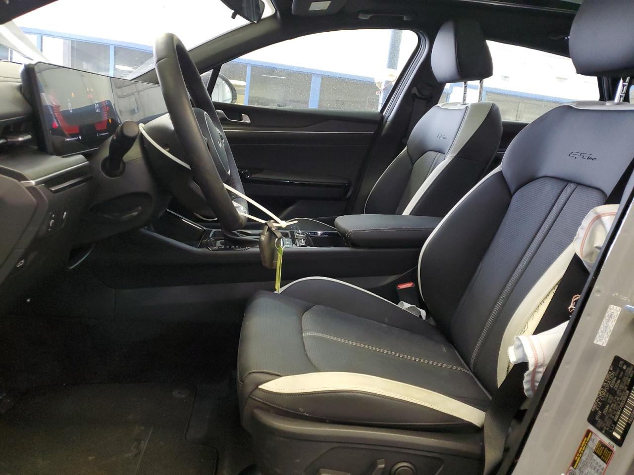 2025 Kia K5 - Image 7