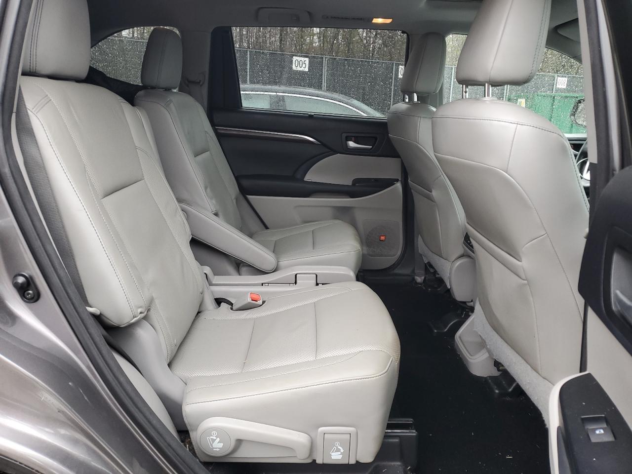 2014 Toyota Highlander - Image 11