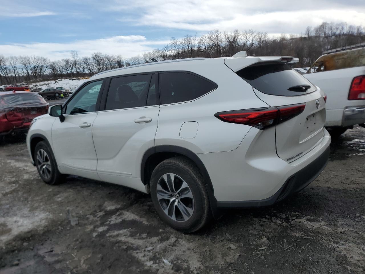 2021 Toyota Highlander - Image 2