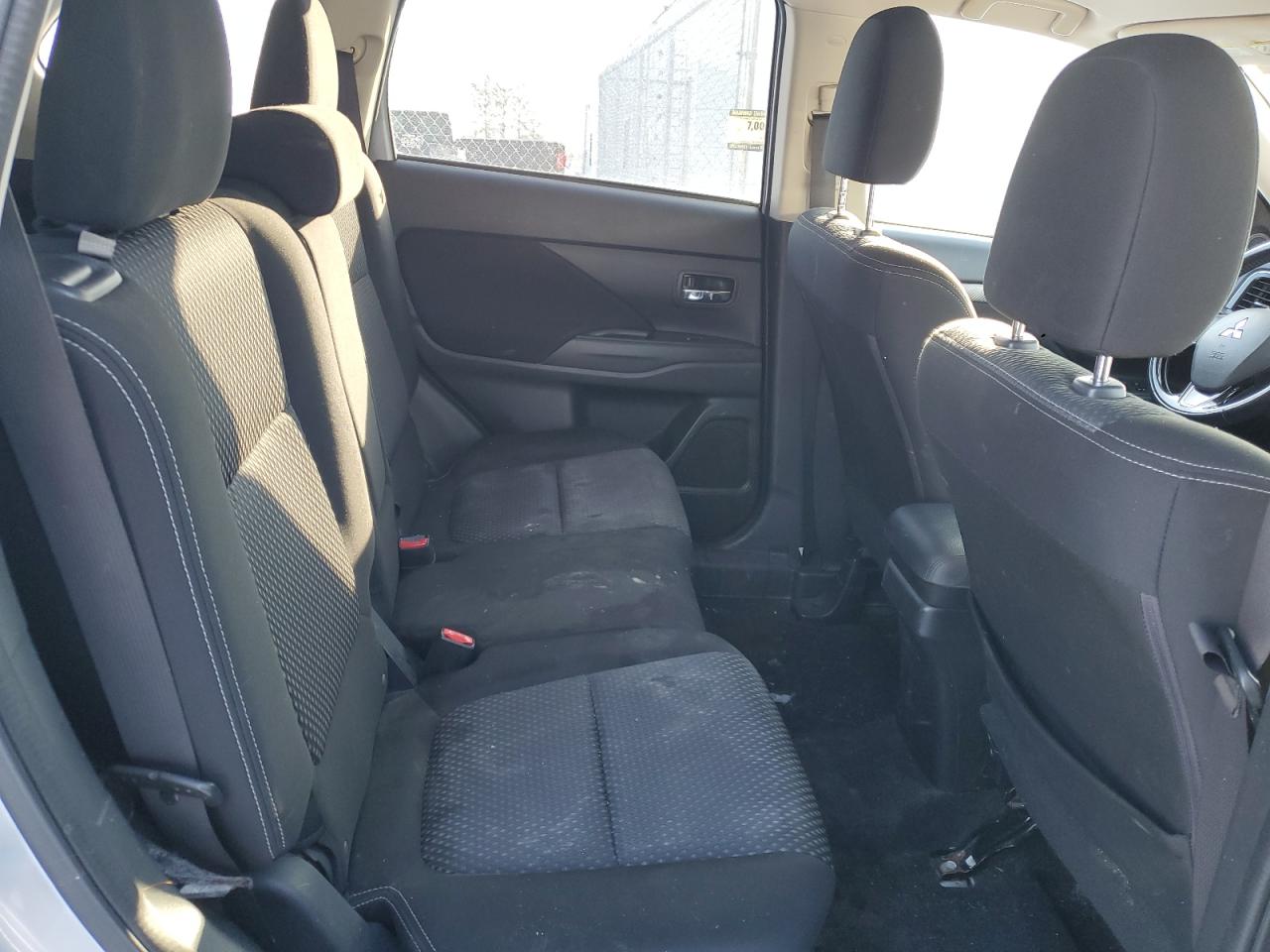 2017 Mitsubishi Outlander - Image 11