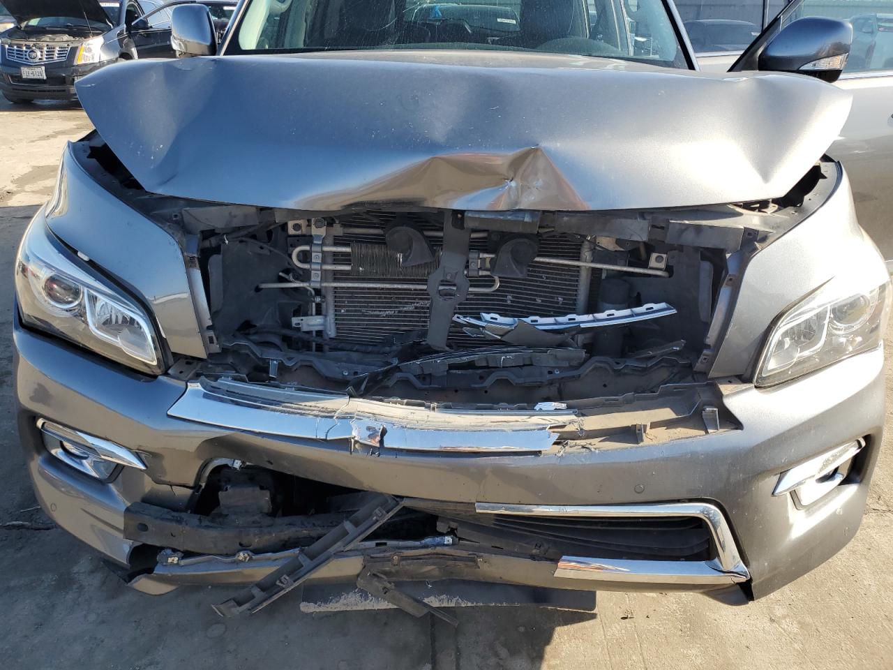 2015 Infiniti QX80 - Image 12
