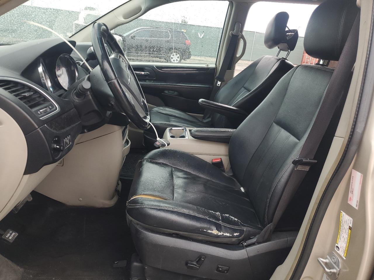 2015 Chrysler Town & Country - Image 7