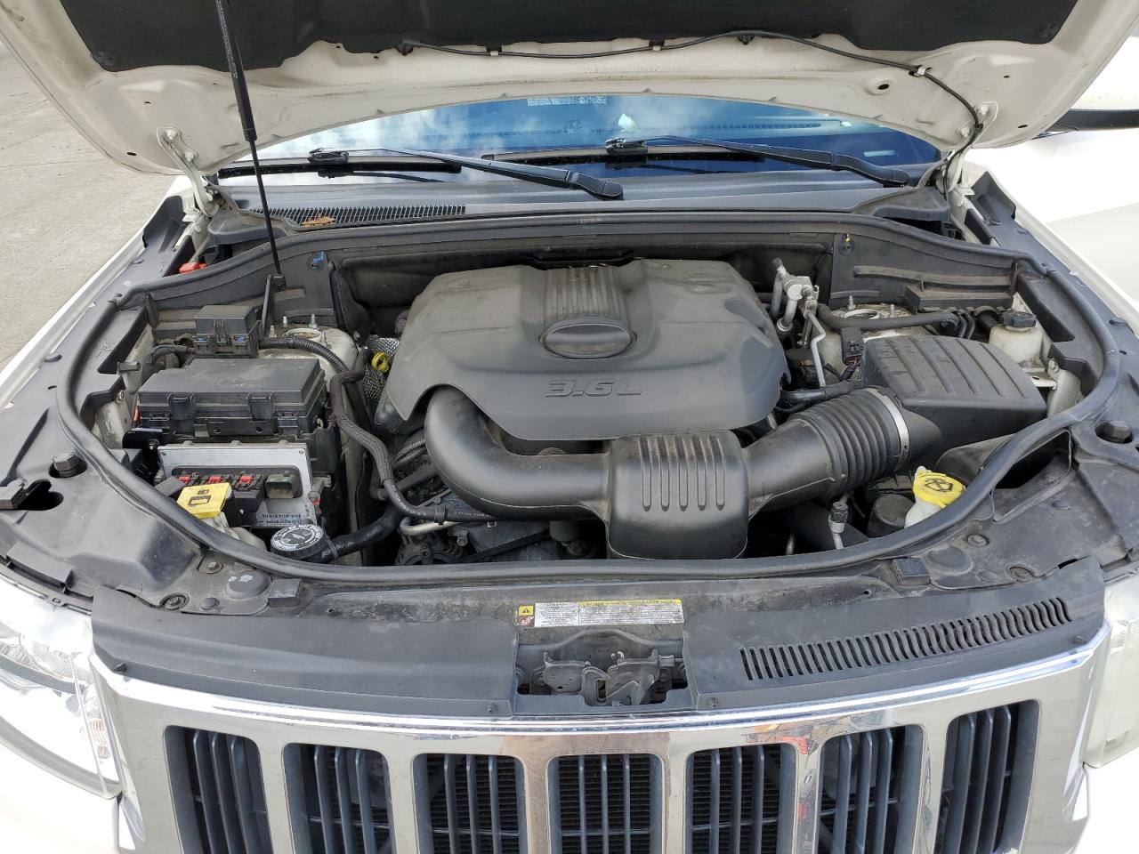 2011 Jeep Grand Cherokee - Image 11