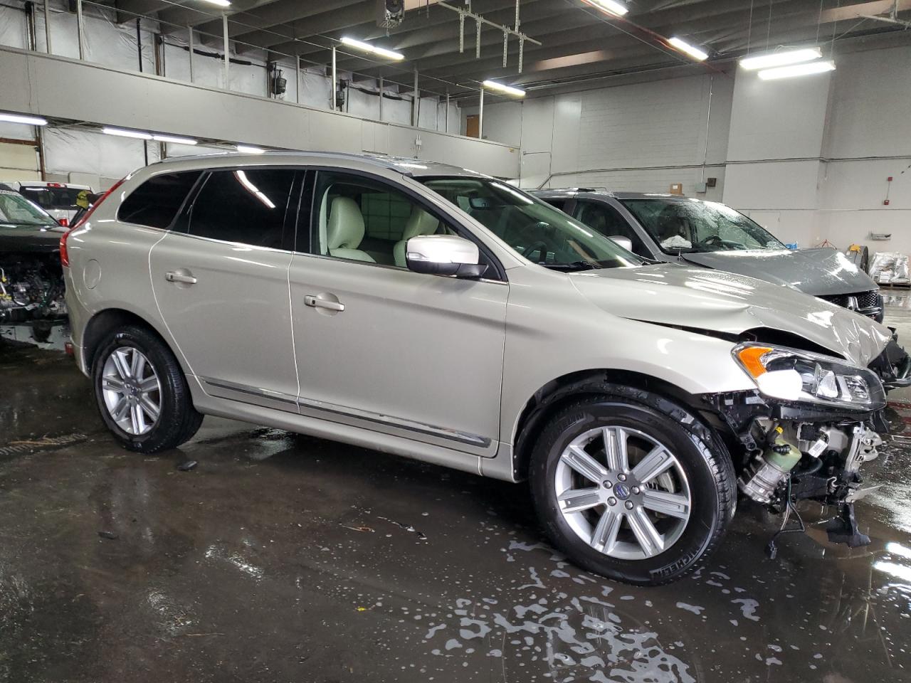 2017 Volvo XC60 - Image 4