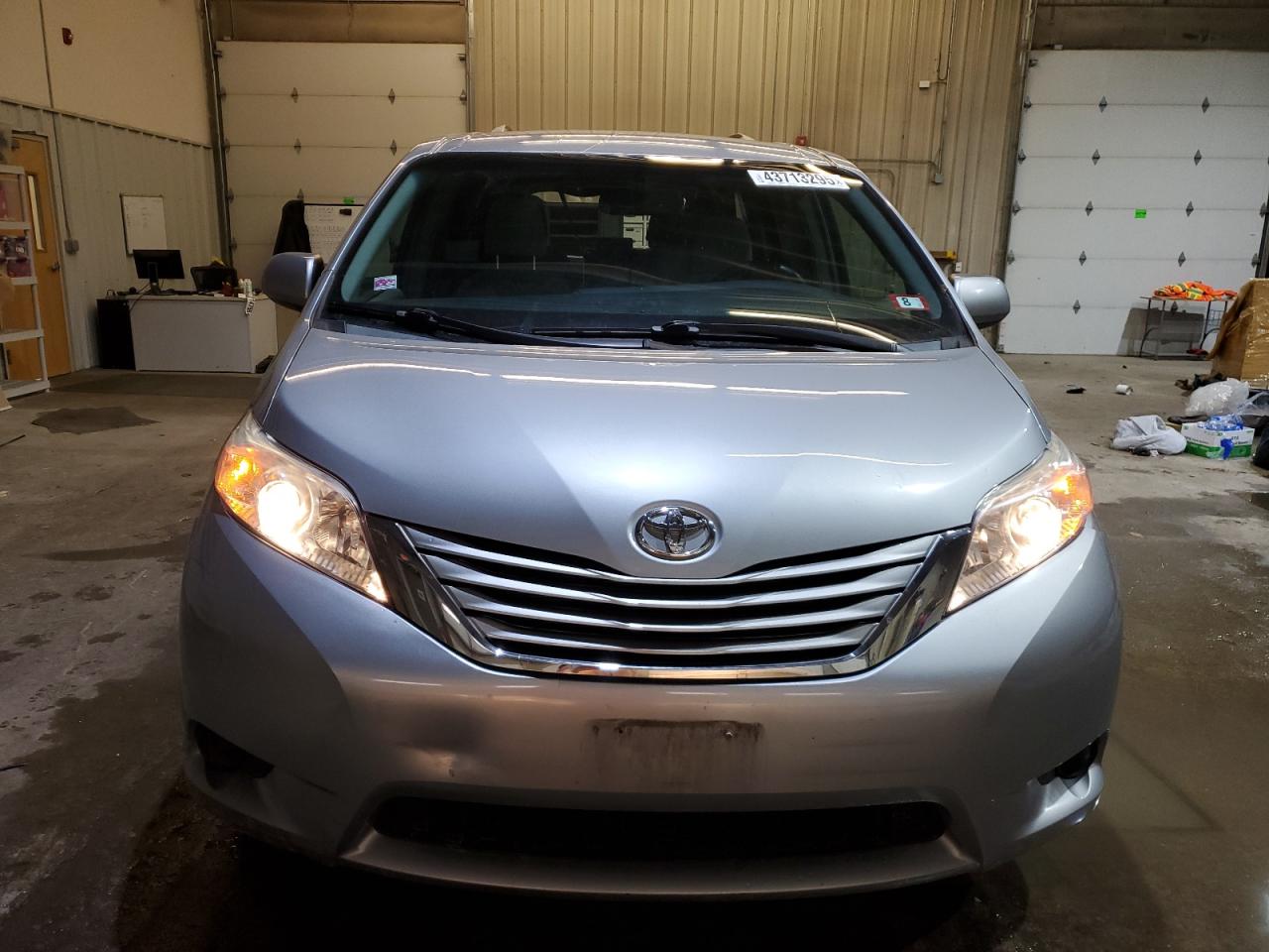 2015 Toyota Sienna - Image 5