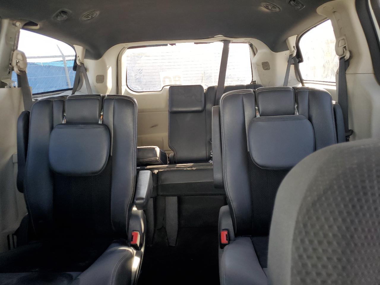 2018 Dodge Caravan - Image 10