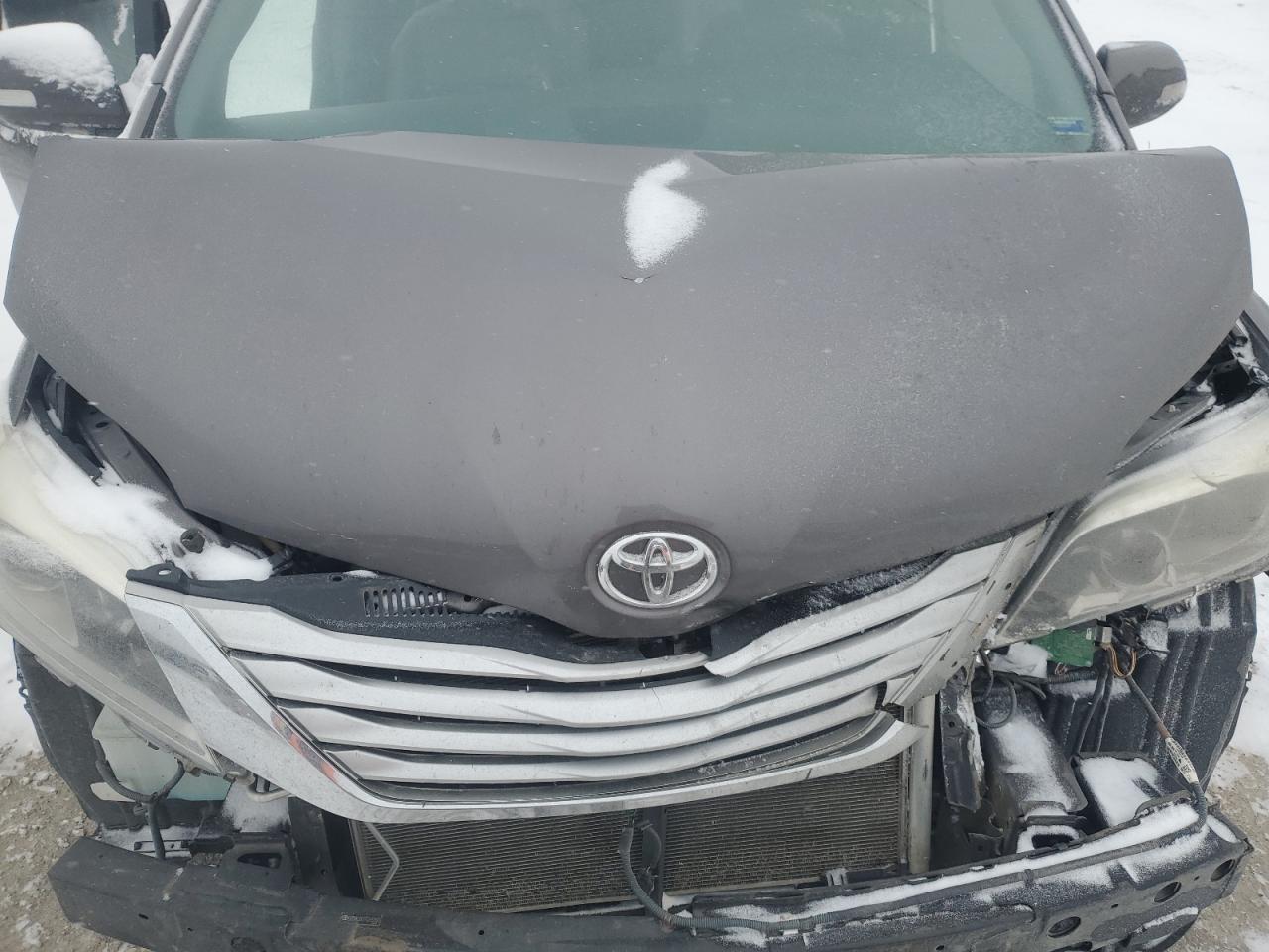 2015 Toyota Sienna - Image 12