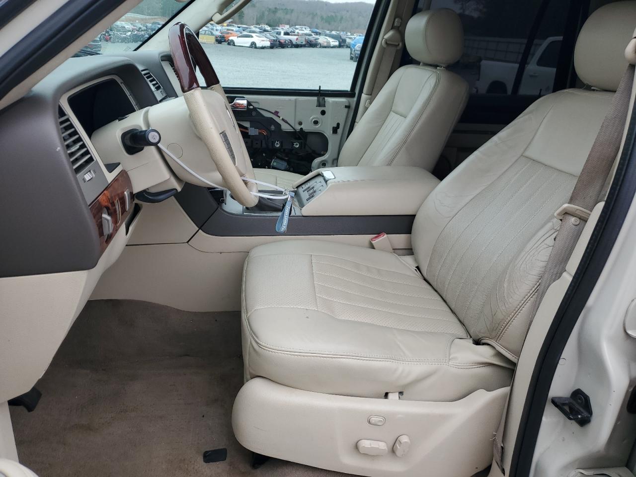 2004 Lincoln Navigator - Image 7