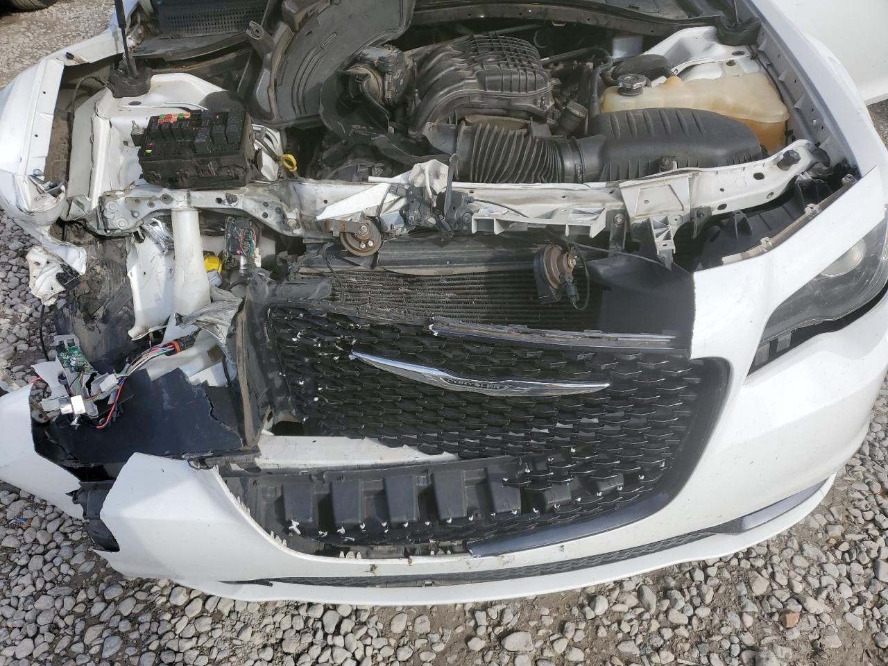 2016 Chrysler 300 - Image 11