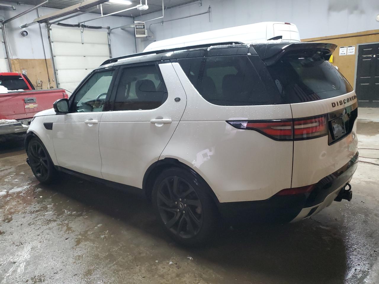 2017 Land Rover Discovery - Image 2