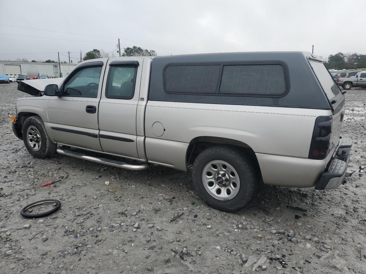 2004 GMC Sierra - Image 2