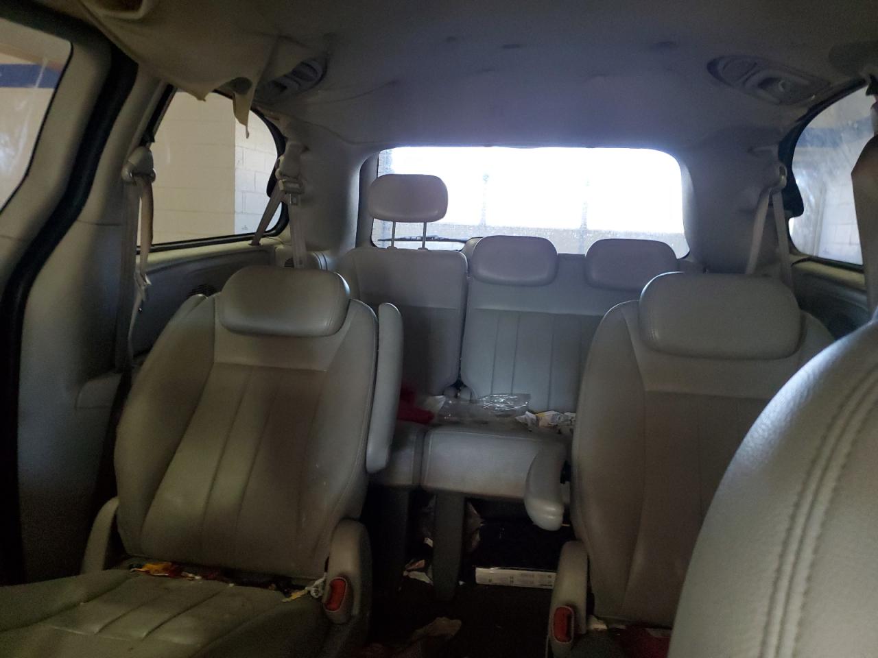 2005 Chrysler Town & Country - Image 10