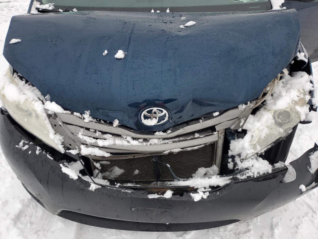 2011 Toyota Sienna - Image 12