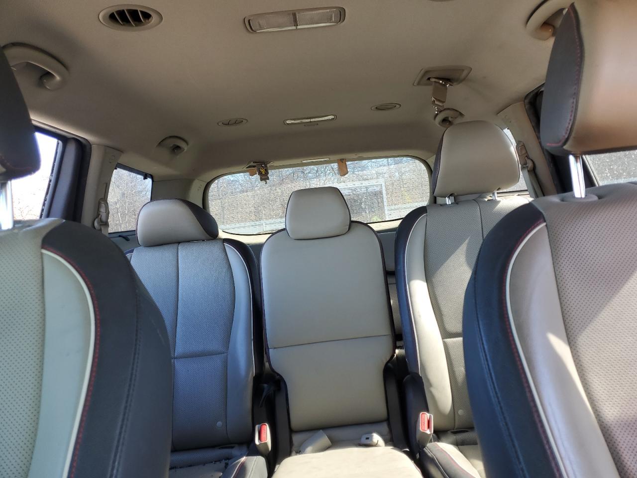 2015 Kia Sedona - Image 10